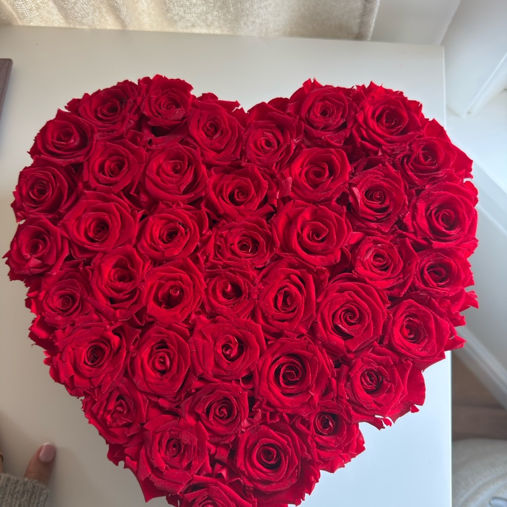 Venus ET Fleur Heart-Shaped Red Rose Arrangement - Picture 3 of 4